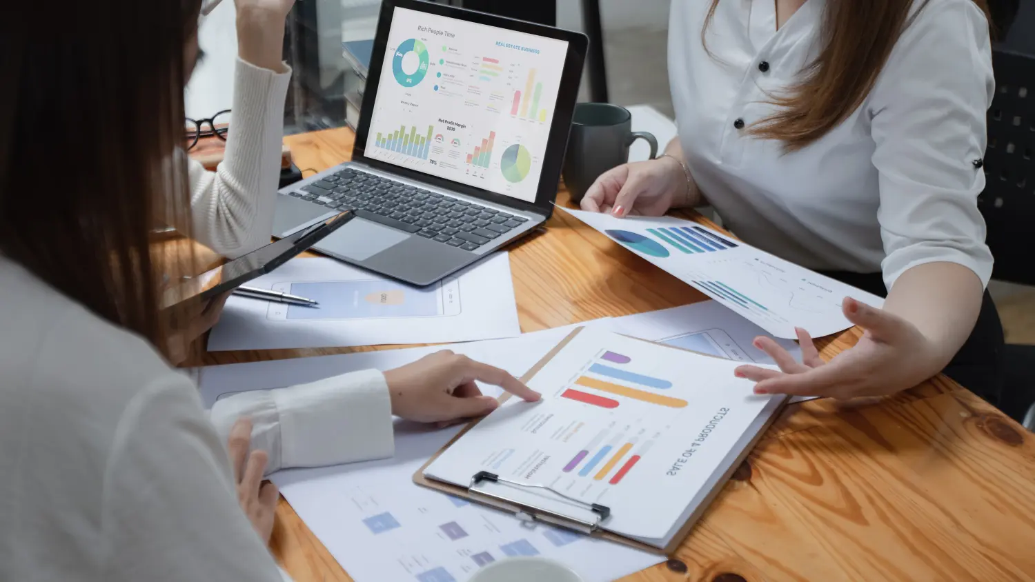 Technologie und Finanzberatungsdienste Konzept. Business-Teamarbeit und die Arbeit an digitalen Laptop-Computer mit Berater zeigt Plan der Investitionen für Kunden am Tisch Büro. Digitales Marketing. 