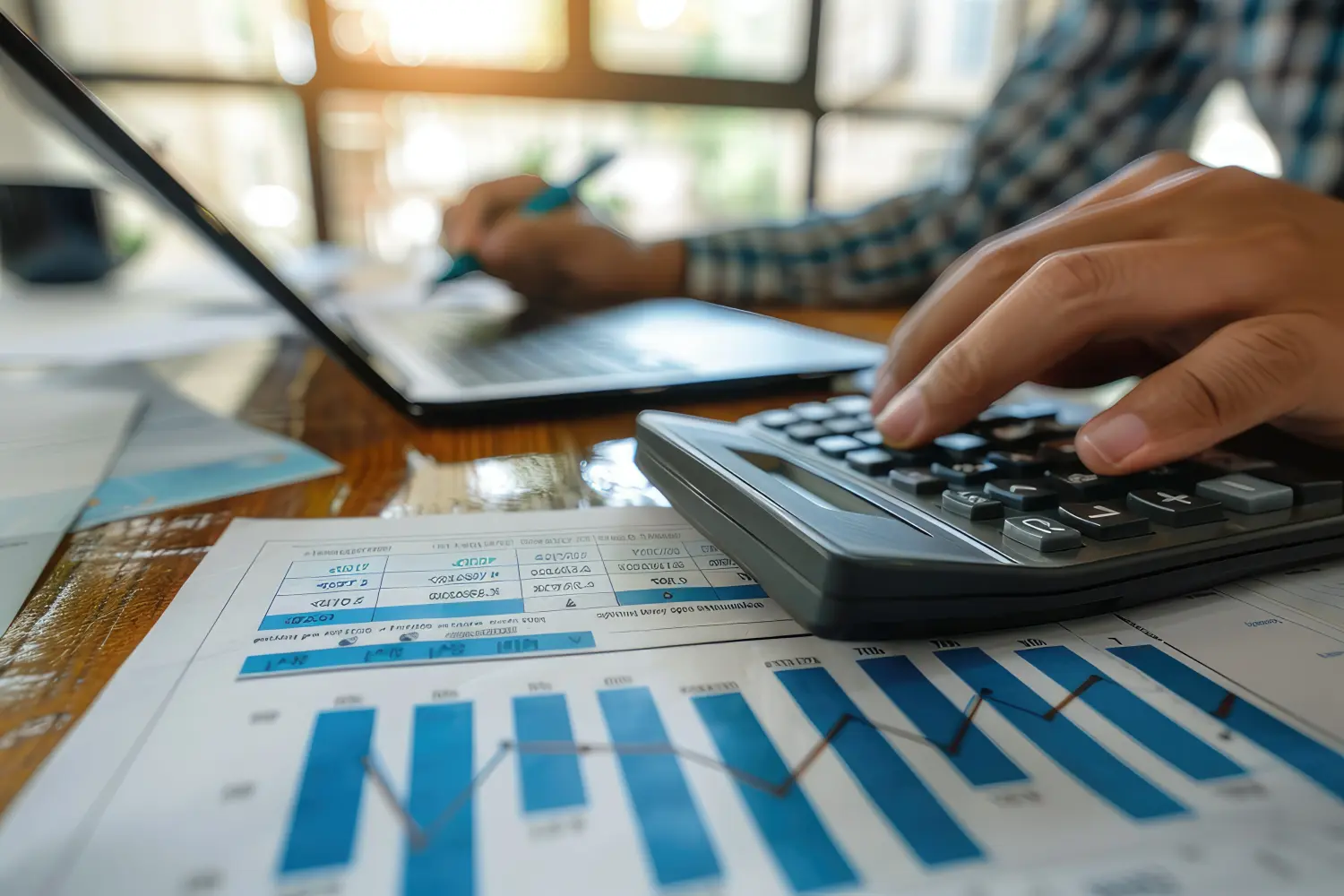 Die Finanziers berechnen die persönlichen Steuern für ihre Kunden. 